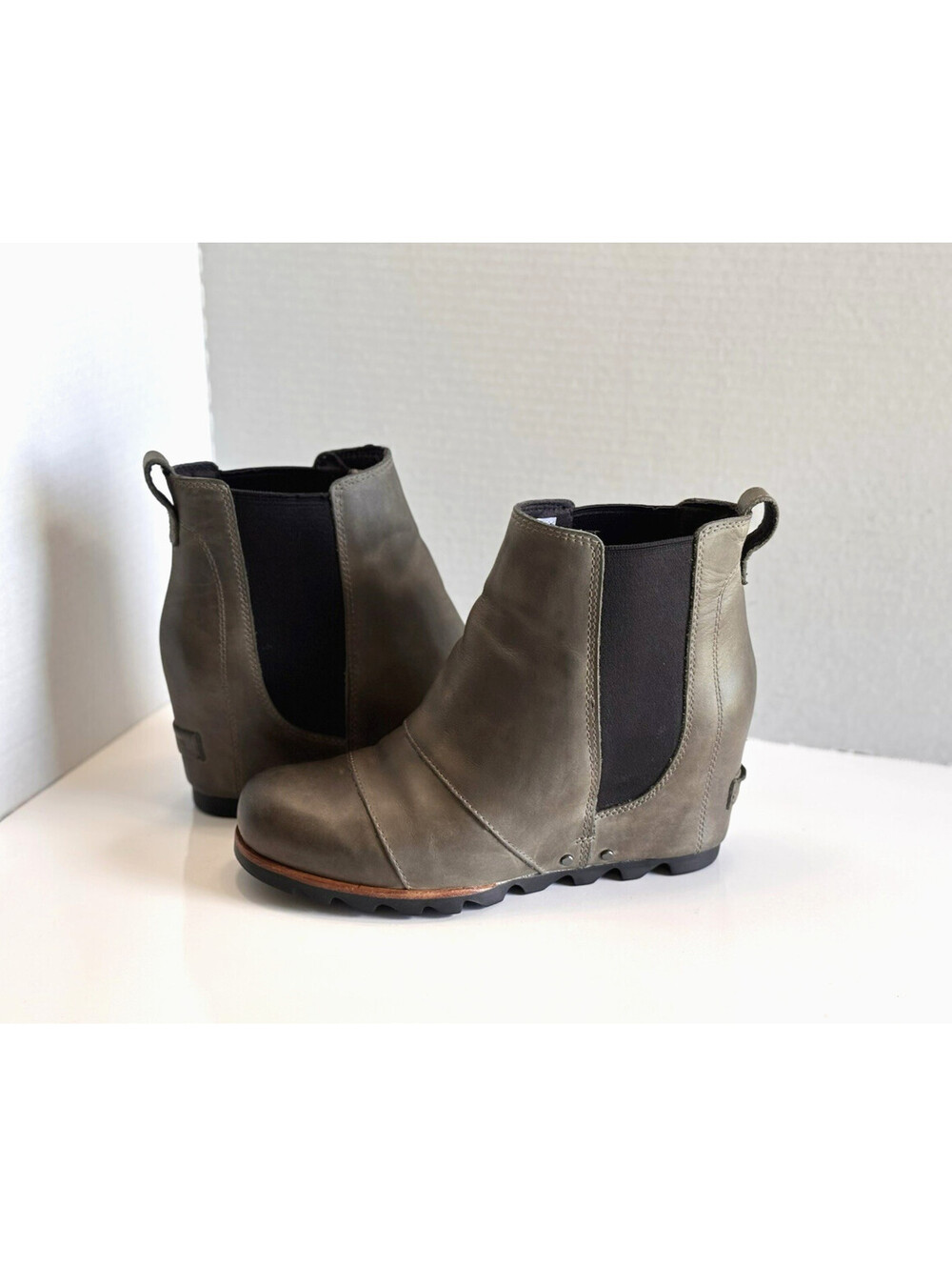 Sorel Lea Hidden Wedge Boots Women's Size 7.5 Gray Leather Chelsea Ankle Pull On